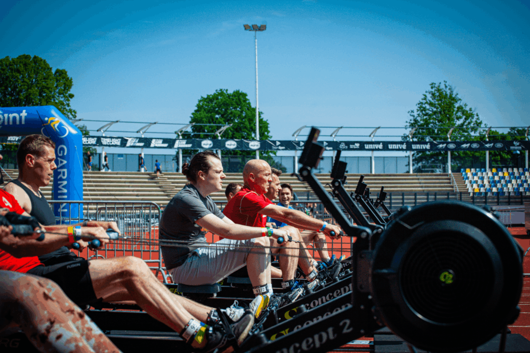 Deelnemers fitrace (YUMANRACE) aan het roeien (rowing)