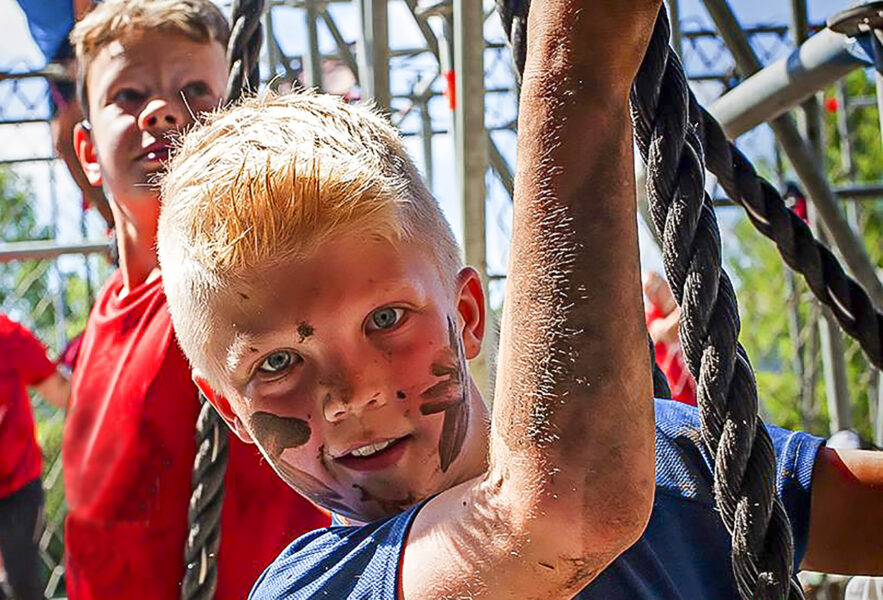 deelnemers van de kids obstacle run