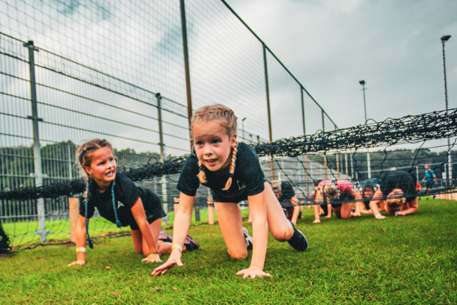 Onder net door kruipen obstacle run